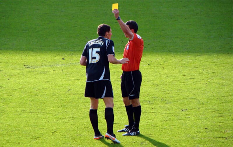 Học hỏi mẹo từ cao thủ khi chơi kèo thẻ phạt