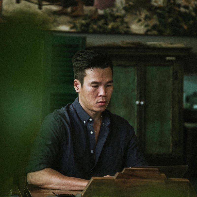 Tác giả John Đặng cầm trong tay tấm bằng tốt nghiệp đạt học xuất sắc